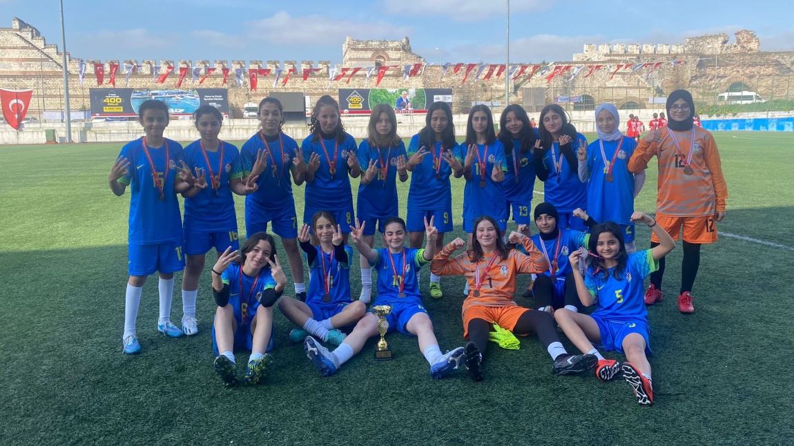 Tebrikler Kızlar: Kız Futbol Takımımız İl Üçüncüsü Oldu 